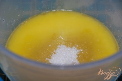 Сливочное масло растопить в микроволновке или на плите, добавить сахар.
