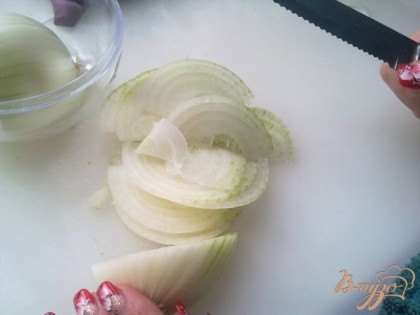 Нарезаем тонкими полукольцами салатаный лук