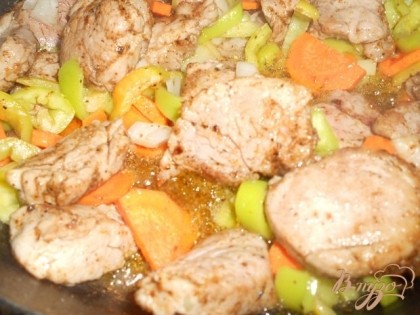 На сковороду налить масло и разогреть. Обжарить слегка лук, морковь и перец болгарский, добавить свинину, начать обжаривать.