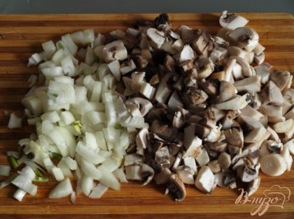 Картофель очистить,сварить в подсоленной воде, воду слить полностью, добавить 1 ст.ложку растительного масла, быстро размять в пюре толкушкой .Пока варится картофель, нарезать лук и грибы.