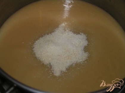 Приготовить крем. Засыпать желатин в яблочное пюре и оставить на 30-40 минут (см. инструкцию на упаковке).