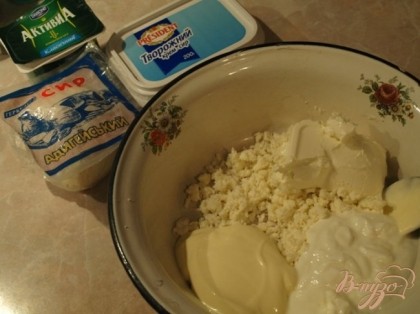 Хорошо разминаем руками адыгейский сыр.Добавляем к нему творожный сыр,майонез и йогурт.Тщательно взбиваем.Добавляем соль и перец по вкусу.Разводим желатин в молоке или сливках,остужаем до комнатной температуры и вводим в сырную массу.