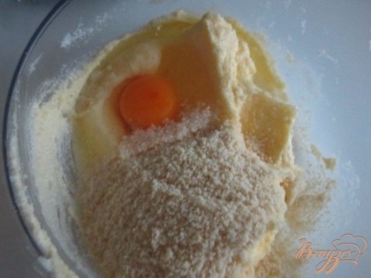 Масло растереть с сахаром, добавить молотый миндаль, яйцо. Перемешать.Для хорошего миндального вкуса я еще добавила несколько капель миндального масла (для выпечки)