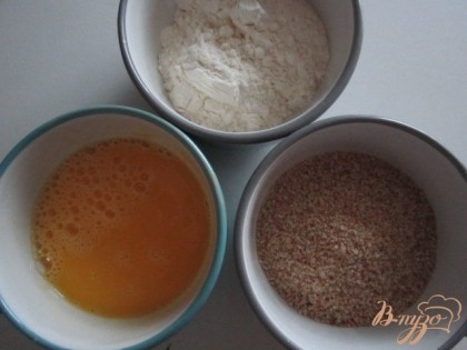 Приготовить три посудины с мукой, взбитыми яйцами и панировкой (сухари)