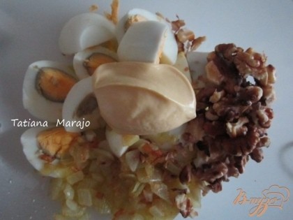 Яйца отварить, охладить нарезать крупно и уложить в салатник.Добавить  мелко нарезанную и обжаренную луковицу, поджаристые орехи и майонез.Все взбить при помощи ручного блендера.