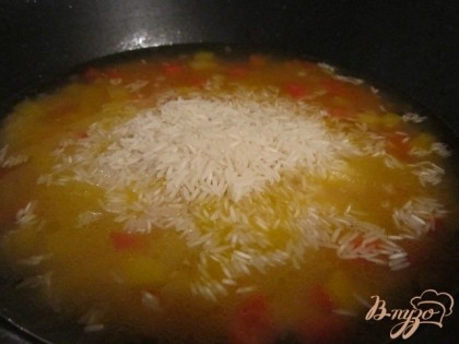 Насыпать рис и залить  2 ст. воды. Басмати готовится в два раза быстрее обычного. Поэтому нужно накрыть крышкой и оставить повариться  для начала минут 7.