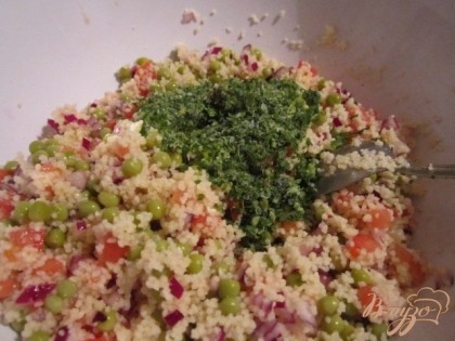Добавить мелко нарезанный кориандр. Он придаст хороший аромат салату.