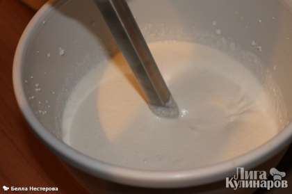 Добавить сливки, сахар, ванильный сахар взбить блендером до растворения сахара