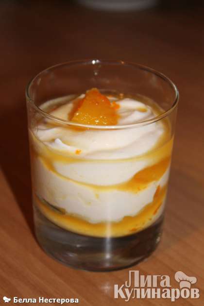 Остудить апельсиновую заправку. Выкладывать в стаканы или креманки слоями. Охладить творожно-апельсиновый десерт в холодильнике минут 30. Приятного аппетита!