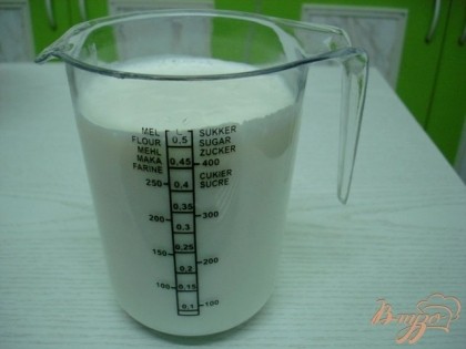 В 0,5л молока разводим столовую ложку муки,, а также сметану.