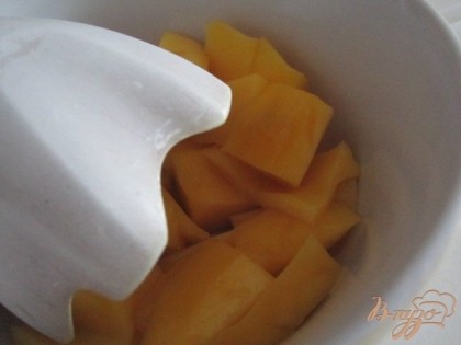 Мякоть манго взбить ручным блендером. Манго лучше выбирать не слишком спелое. Лишняя сладость здесь совсем не нужна ! Так же можно к мякоти добавить несколько капель лимонного сока.