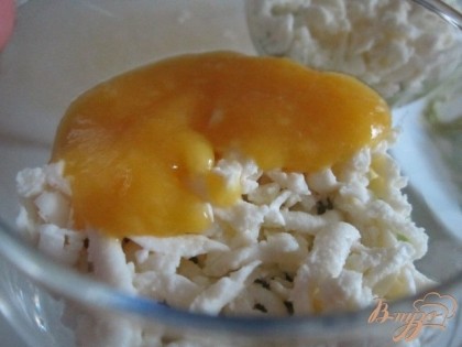 Затем слой сыра и пюре манго