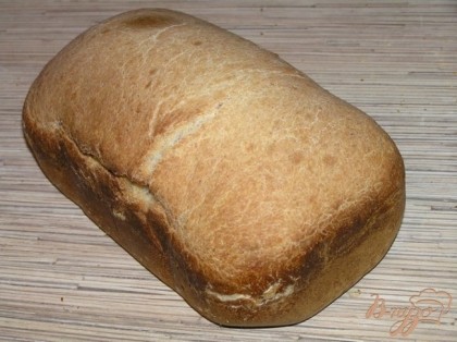 Примерно через 4 часа хлеб будет готов. Готовый хлеб вынуть из контейнера, остудить на решетке.