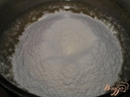 В гороховой воде растворить сахар, добавить муку с содой и ванилином,