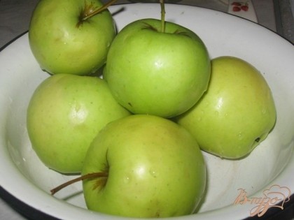 Яблоки нужно брать мягкие, которые быстро развариваются. Тщательно их моем.