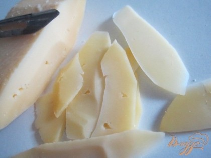 Сыр нарезать (или натереть на крупной терке)