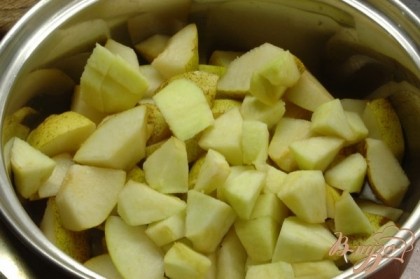 Груши и яблоки вымыть, удалить сердцевинку (у яблок я еще срезала шкурку). Нарезать небольшими ломтиками, положить в кастрюльку.