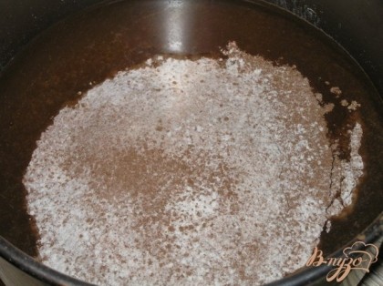 Воду смешать с сахаром, солью и уксусом. Отдельно смешать муку, какао и соду. Добавить сухие ингредиенты в жидкие,