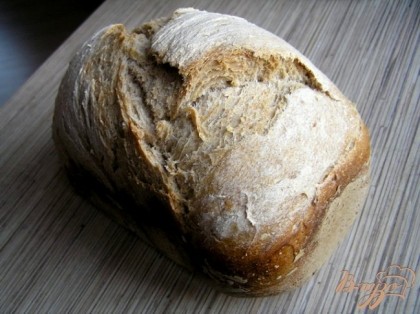 Примерно через 4 часа хлеб будет готов. Готовый хлеб вынуть из контейнера, остудить на решетке.