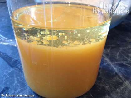 В отдельной посуде смешиваем жидкие ингредиенты: апельсиновый сок, масло и уксус
