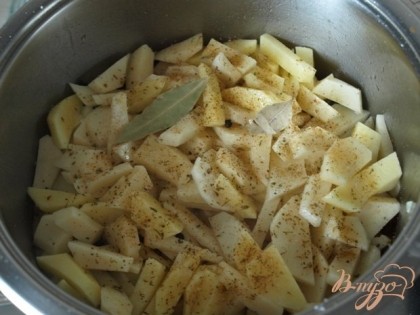 Затем добавляем лук.Нарезаем картофель соломкой,добавляем в кастрюлю к курице.При необходимости доливаем воду.