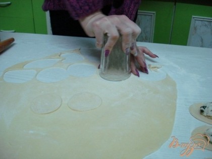 Тесто раскатывать в пласт и стаканом вырезать кружочки.