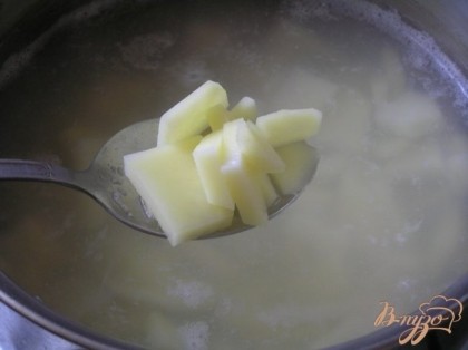 Картофель очистить, нарезать, всыпать в кипящую воду (кастрюля на 2-2,5 л), варить 10 минут.