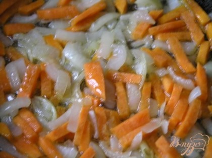 Лук и морковь нарезать, обжарить на растительном масле,