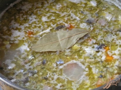 Затем добавить в суп обжаренные овощи, лавровый лист, посолить, поперчить.