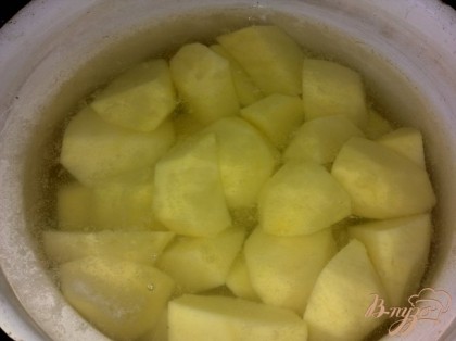 Очищаем картофель и ставим варит картофель до готовности