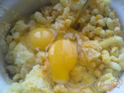 Измельчаем толкушкой готовый картофель, добавляем куркуму, выдавливаем прессом чеснок. Добавляем сливки и яйца.