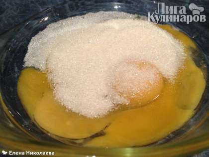Готовим начинку: отделяем желтки от белков. К желткам добавляем ванильный сахар и  2/3 обычного сахара.