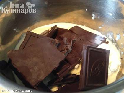 приготовим шоколадный ганаш: в маленькую кастрюльку кладем сливочное масло, сливки и поломанный кусочками темный шоколад