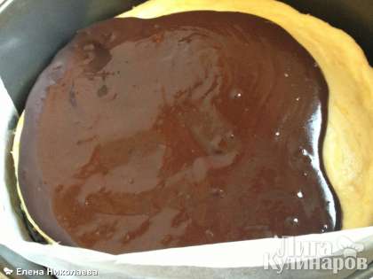 Покрываем шоколадным ганашем торт. Силиконовой лопаткой можно помочь себе аккуратно разровнять ганаш по поверхности торта