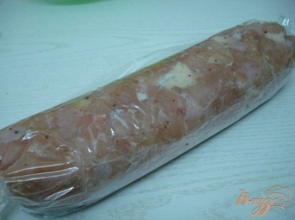 Если нет в наличии кишек, тогда положить мясо в пакет для запекания, удалить из него воздух, завязать с двух сторон.Раскатать колбаску.