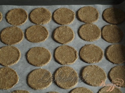 Противень застилаем пекарской бумагой,переносим на неё заготовки печенья.Выпекаем печенье 10 минут при 170 градусах.