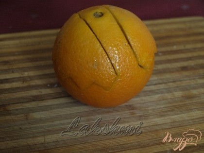 Из апельсинов подготовить корзиночки.С двух сторон сделать надрезы оставив ручку.
