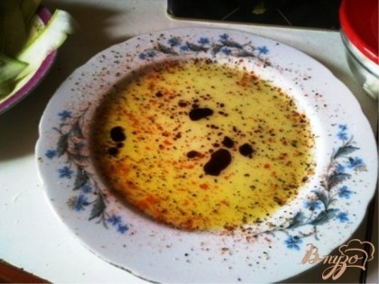 Большую плоскую тарелку сбрызнем  оливковым маслом,бальзамиком и посыпим солью и перцем