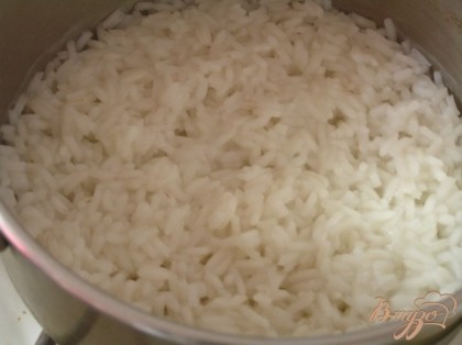 Рис отварить в подсоленой воде до готовности.