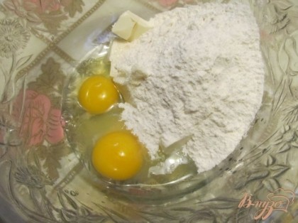В глубокую посуду сложить муку, разрыхлитель, яйца, масло, молоко и сахар.