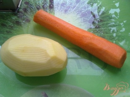 Чистим морковь и картофель