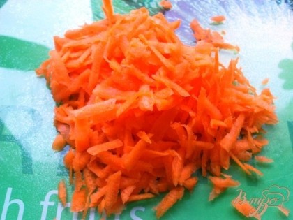 Трем морковь на крупную терку