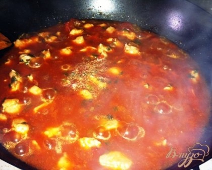 Добавляем соус чили, соевый соус и помидорную массу, доводим до кипения и накрываем крышкой, выключаем огонь и даем настояться нашему соусу.