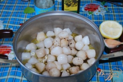 Оттаявший морской гребешок маринуем в соевом соусе (3 ст. ложки), оливковом масле (30 мл), соке половины лимона, добавляем мелко порезанный чеснок и оставляем на 30 минут.