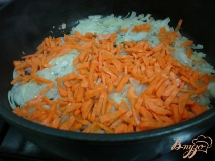 Добавляем порезанную морковь и обжариваем ещё 2-3 минуты.