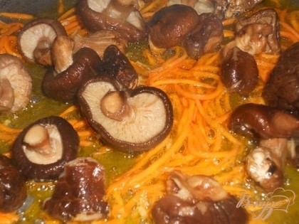 Для начала нужно вымочить грибы шиатаке - я их вымачивала с утра и до ужина, промывала все время меняя воду и к вечеру получилась целая мисочка грибов.Затем нужно нарезать морковь соломкой и обжарить с грибами на масле
