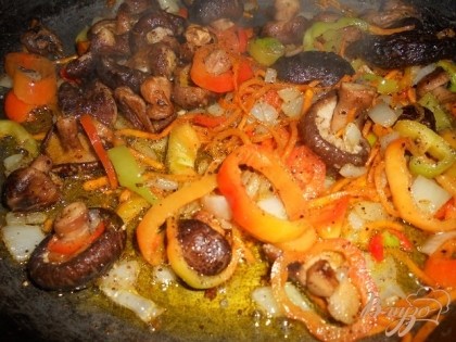 Добавить нарезанный соломкой лук и болгарский перец, посолить и поперчить, влить соевый соус и протушить 3-4 минуты.Снять с огня.