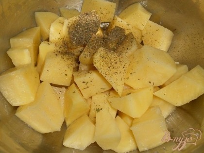 Картофель нарезать кубиком,добавить соль, кориандр,смесь перцев и прованские травки,перемешать и слегка припустить на сковороде с маслом (около 4-5 мин).