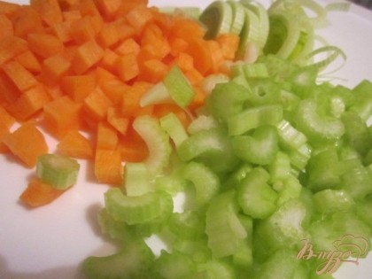 Овощи нарезать и опустить вариться в овощной бульон минут на 10.