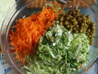 Натереть на тёрке сырую морковь,добавить её к капусте.Сюда же добавить зелёный горошек и нашинкованный зелёный лук.